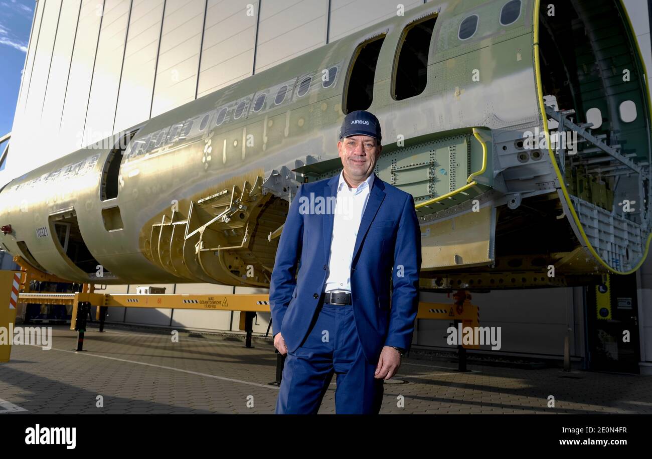 Amburgo, Germania. 21 Dic 2020. André Walter, il boss di Airbus di Amburgo, si trova di fronte alla fusoliera di un aereo della famiglia A320 nello stabilimento. Dopo l'anno più duro della storia dell'azienda dovuto a corona, Walter, il capo tedesco della divisione degli aeromobili civili di Airbus, sta osservando tautly al 2021 (a dpa 'Airbus guarda tautly al 2021 - layoff ancora possibile'). Credit: Axel Heimken/dpa/Alamy Live News Foto Stock