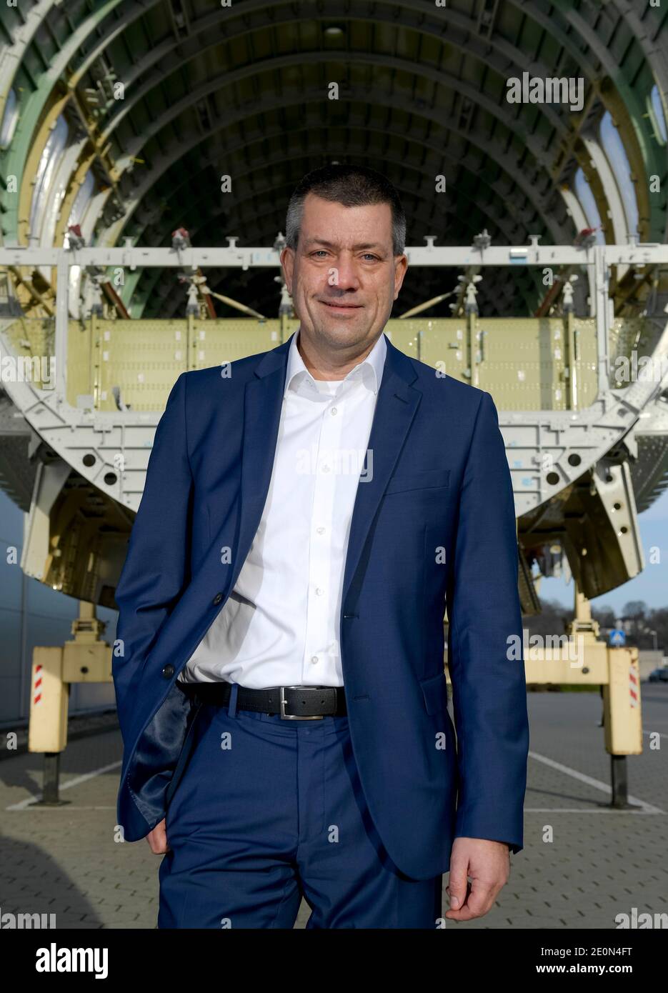 Amburgo, Germania. 21 Dic 2020. André Walter, il boss di Airbus di Amburgo, si trova di fronte alla fusoliera di un aereo della famiglia A320 nello stabilimento. Dopo l'anno più duro della storia dell'azienda dovuto a corona, Walter, il capo tedesco della divisione degli aeromobili civili di Airbus, sta osservando tautly al 2021 (a dpa 'Airbus guarda tautly al 2021 - layoff ancora possibile'). Credit: Axel Heimken/dpa/Alamy Live News Foto Stock