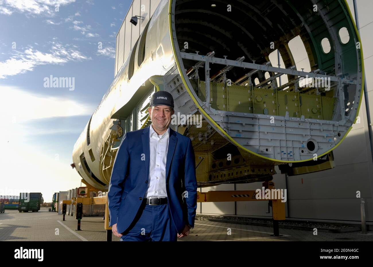 Amburgo, Germania. 21 Dic 2020. André Walter, il boss di Airbus di Amburgo, si trova di fronte alla fusoliera di un aereo della famiglia A320 nello stabilimento. Dopo l'anno più duro della storia dell'azienda dovuto a corona, Walter, il capo tedesco della divisione degli aeromobili civili di Airbus, sta osservando tautly al 2021 (a dpa 'Airbus guarda tautly al 2021 - layoff ancora possibile'). Credit: Axel Heimken/dpa/Alamy Live News Foto Stock