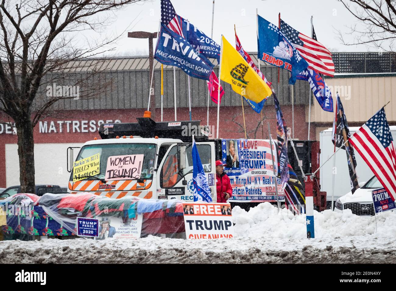 Il sostenitore di Trump nella fredda neve invernale continua a protestare La perdita di Trump nelle elezioni presidenziali del 2020 Foto Stock