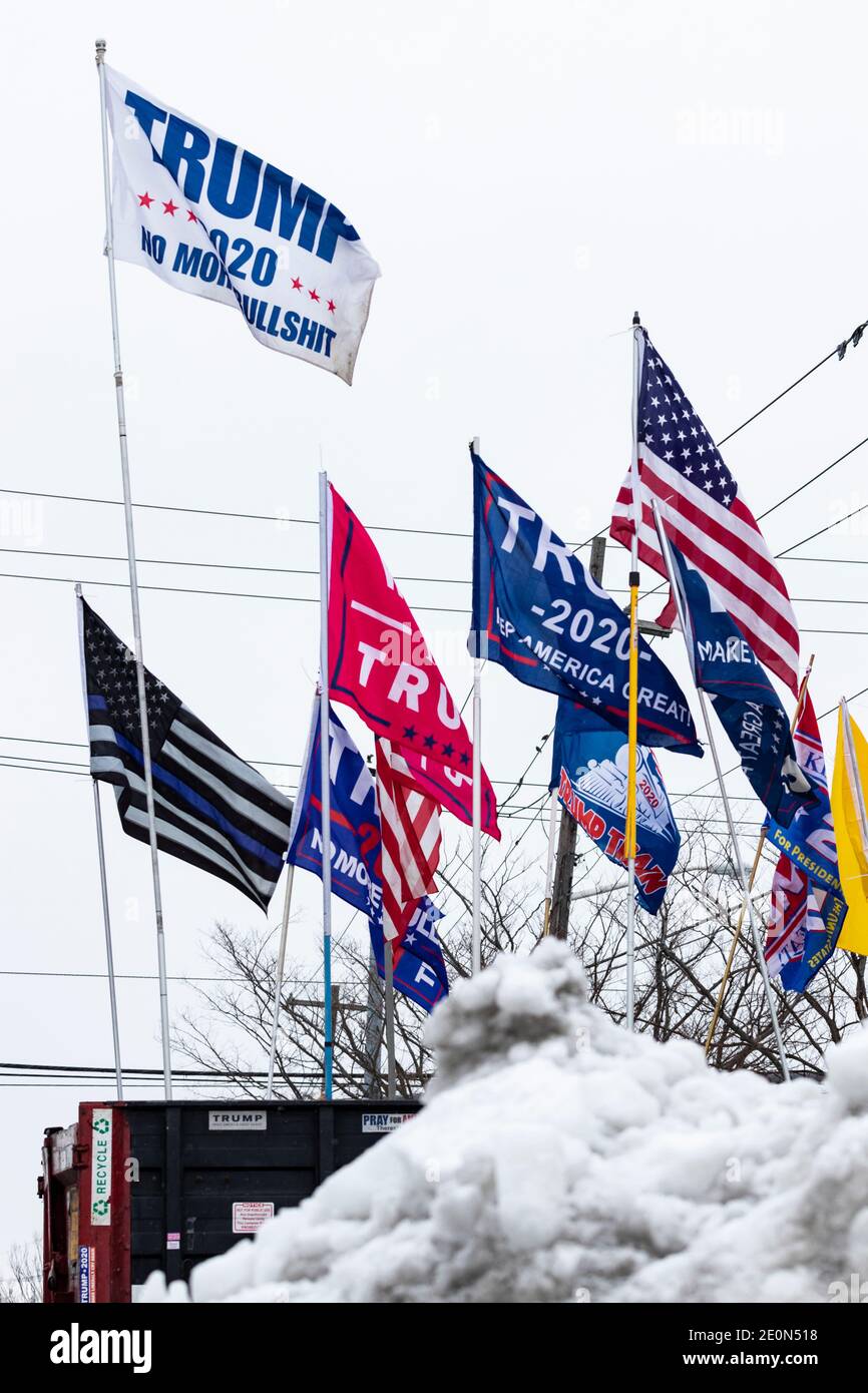 Raccolta di bandiere pro-Trump viste durante il freddo nevoso giorno diversi Settimane dopo la perdita di Donald Trump alle elezioni generali del 2020 Foto Stock