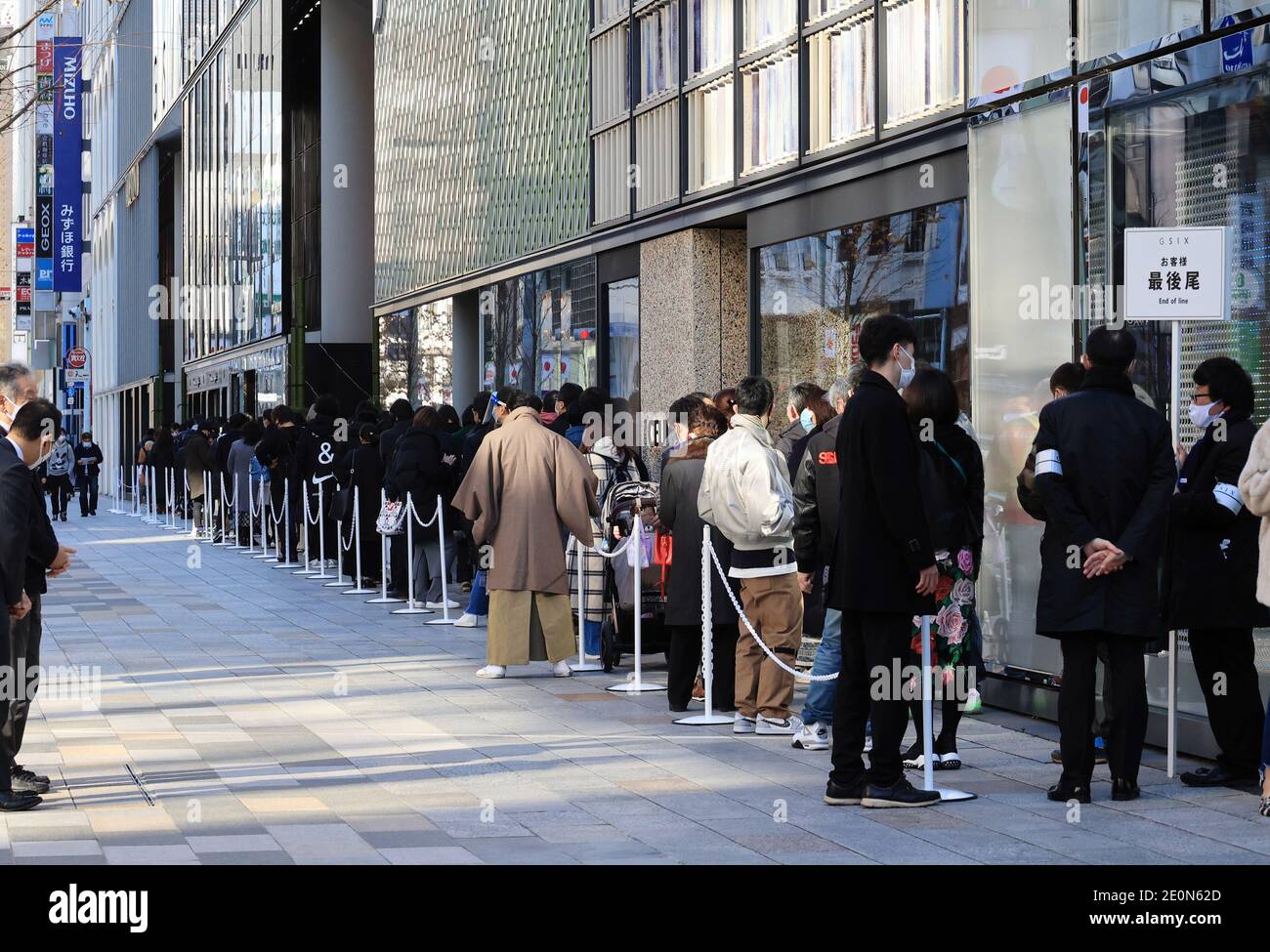 Tokyo, Giappone. 2 gennaio 2021. Le persone fanno una lunga fila fuori da un grande magazzino in mezzo allo scoppio del nuovo coronavirus per l'acquisto di borse fortunate che contiene tre volte di valore articoli per celebrare un nuovo anno di attività a Tokyo Sabato, 2 gennaio 2021. Credit: Yoshio Tsunoda/AFLO/Alamy Live News Foto Stock