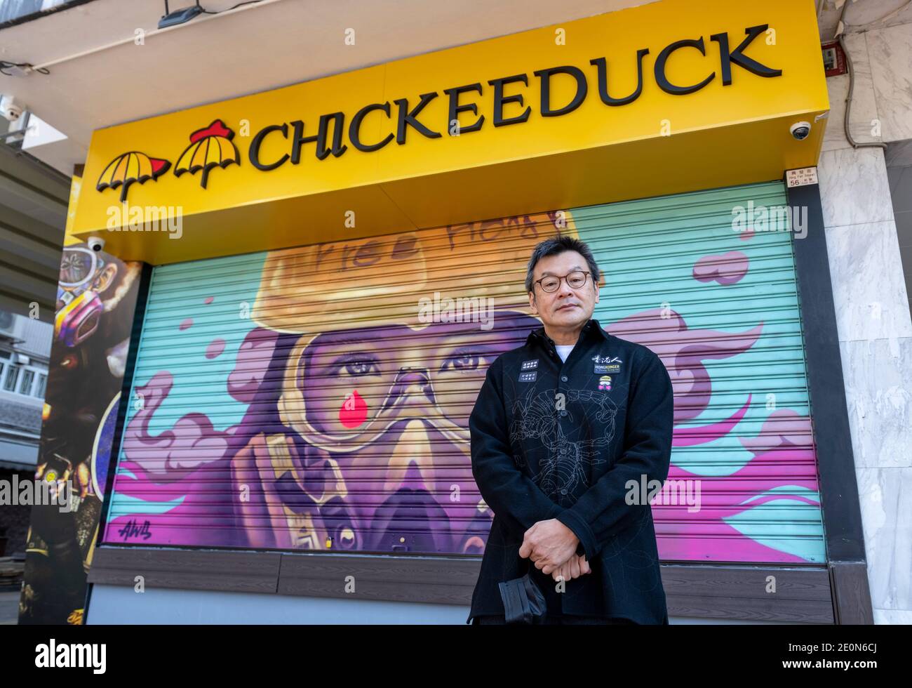 Hong Kong. 02 gennaio 2021. Herbert Chow Siu-lung, CEO di Chickeeduck (nella foto), apre un ramo di protesta pro-democrazia di Chickeeduck a Tin Hau Hong Kong. Il negozio vende arte e merci di protesta, progettate da artisti locali, nonostante la pressione del campo pro-Pechino e a rischio di correre fallo della legge sulla sicurezza nazionale. I prodotti sono coperti da slogan di protesta e iconografia, tra cui miniature della statua della Statua della libertà, un simbolo per il movimento, e i suoi capi di abbigliamento di marca. Chow mira a ricordare come Hongkongers mentalità di non perdere la speranza. Credit: Jayne Russell/Alamy Live News Foto Stock