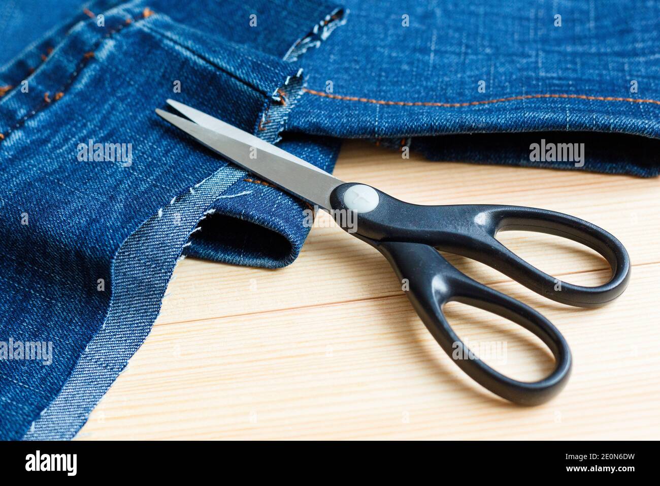 Jeans tagliati deals