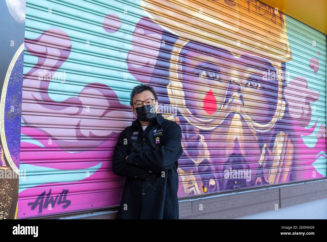 Hong Kong, Hong Kong, Cina. 2 gennaio 2021. Herbert Chow Siu-lung, CEO di Chickeeduck (nella foto), apre un ramo di protesta pro-democrazia di Chickeeduck a Tin Hau Hong Kong. Il negozio vende arte di protesta e merci, progettate da artisti locali, nonostante la pressione del campo pro-Pechino e al rischio di correre fallo della legge sulla sicurezza nazionale. I prodotti sono coperti da slogan di protesta e iconografia, tra cui miniature della statua della Lady Liberty - un simbolo per il movimento, e i suoi capi di abbigliamento di marca. Chow mira a ricordare come Hongkongers mentalità di non perdere Hope.Chow ha nel pa Foto Stock