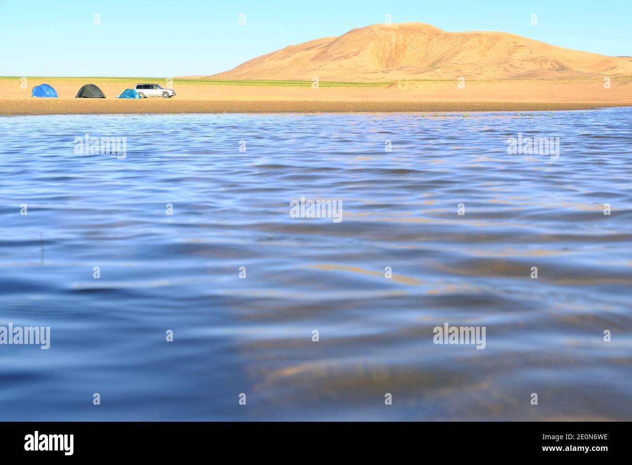 Campeggio sul grande lago sul bordo di un deserto di sabbia. Mongolia deserto di dune sabbiose Mongol Els vicino al lago Durgen Nuur. Provincia di Khovd, Mongolia occidentale. Foto Stock