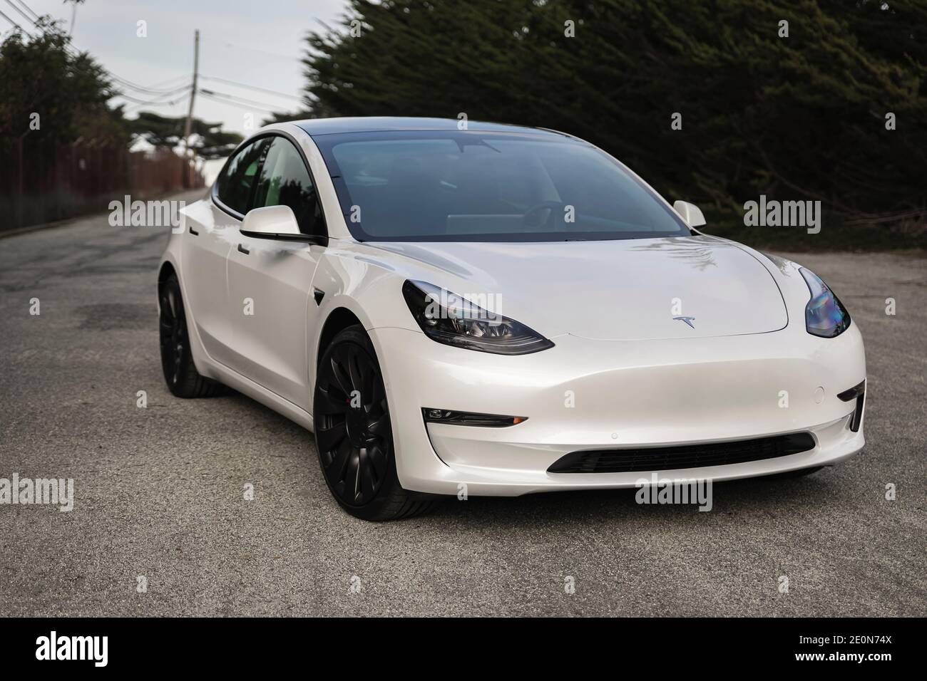 Moss Beach USA - 1 gennaio 2021: Auto elettrica Pearl White Tesla Model 3 a doppio motore ad alte prestazioni AWD con ruote Uberturbine da 20 pollici vicino a San Francisco Foto Stock