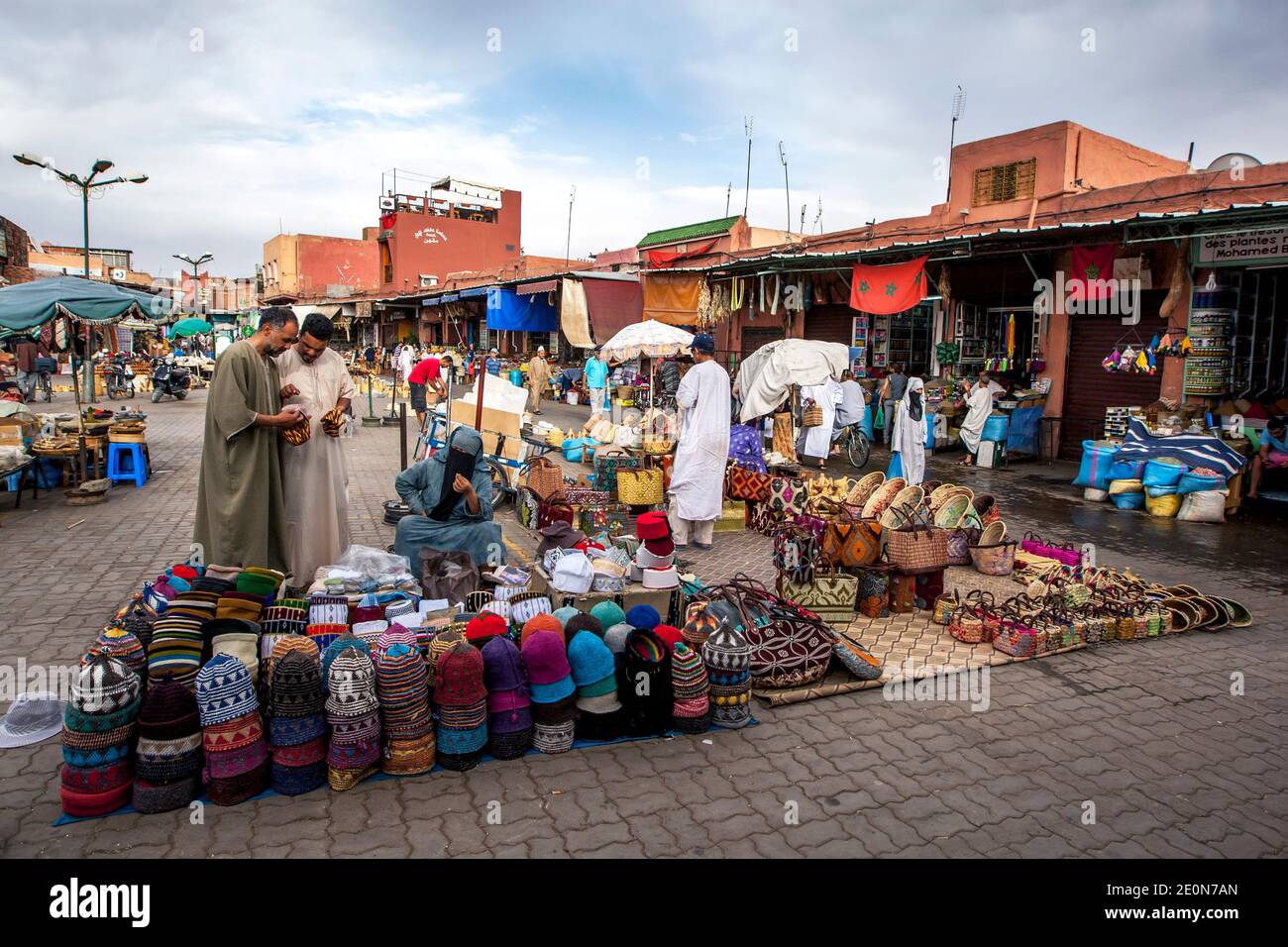 Bancarelle che vendono vari beni, tra cui cappelli e cesti nella medina di Marrakech in Marocco. Marrakech è stata fondata nel 1062 da Abu Bakr ibn Umar. Foto Stock