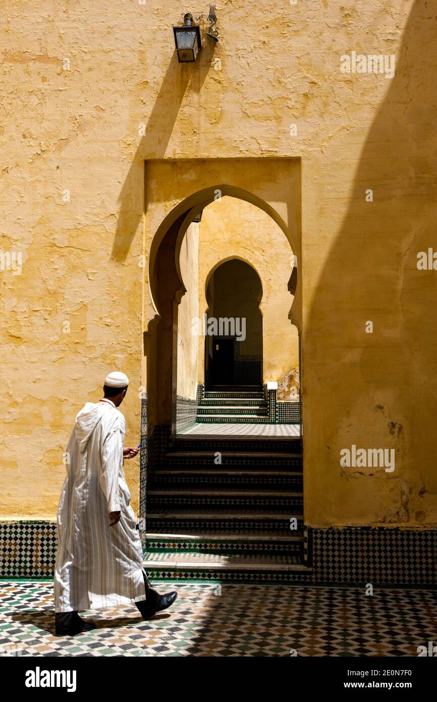 Un uomo cammina attraverso il Mausoleo di Moulay Ismail a Meknes, Marocco. Moulay Ismail fu il Sultanato del Marocco dal 1672 al 1727. Foto Stock