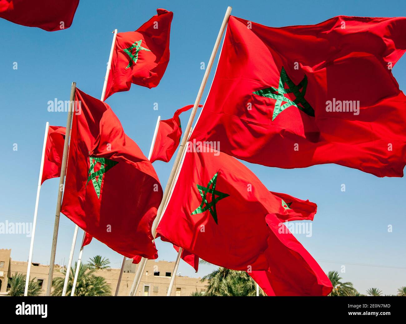 Una collezione di bandiere marocchine che volano a Meknes. La bandiera del Marocco è rossa con un pentacolo verde a cinque punte, stella lineare. Foto Stock