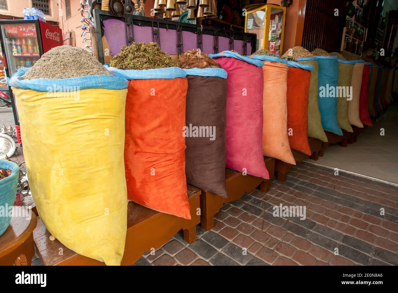 Un'esposizione colorata di sacchi contenenti vari grani, erbe e spezie in vendita nella medina di Marrakech, Marocco. Marrakech è stata fondata nel 1062. Foto Stock
