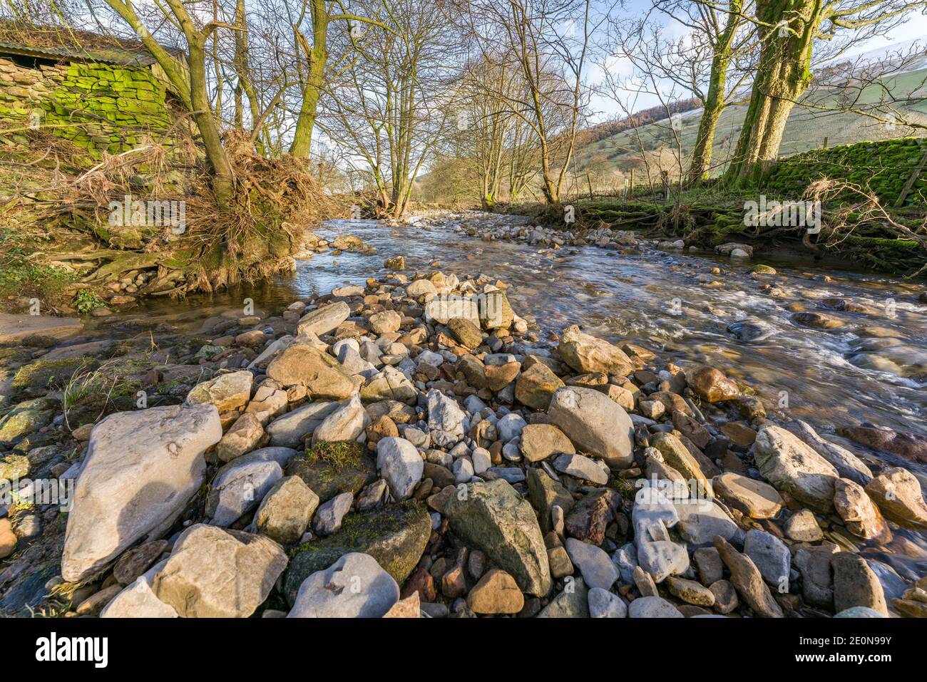 Acque calme che scorrono attraverso i campi nel Parco Nazionale delle Valli dello Yorkshire nel North Yorkshire Foto Stock
