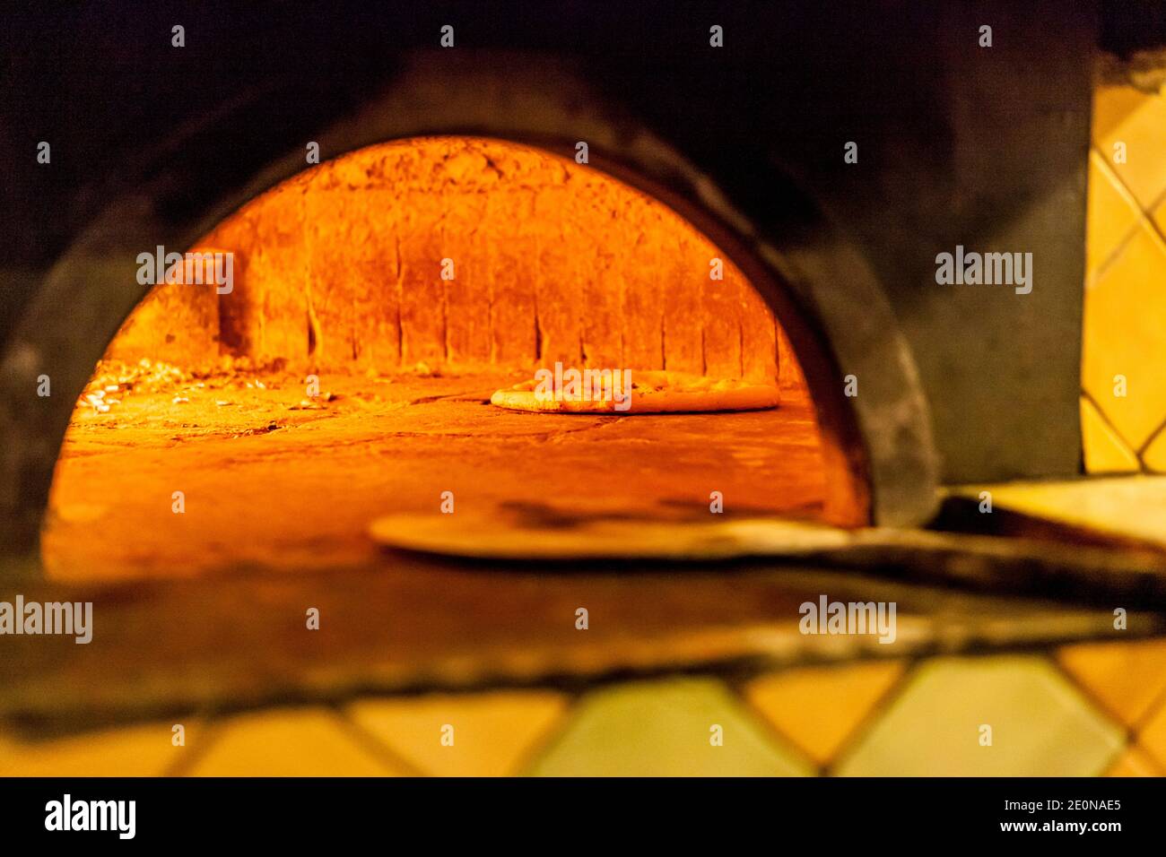 Un forno a legna con tetto a cupola in pizzeria a Napoli Foto Stock Un forno a legna con tetto a cupola in pizzeria a Napoli Foto Stock