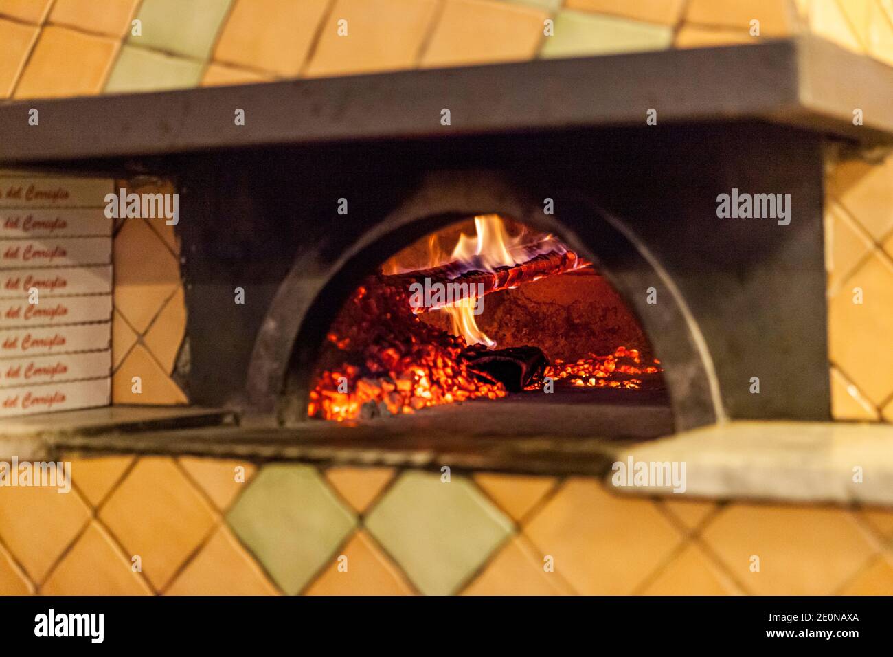 Un forno a legna con tetto a cupola in pizzeria a Napoli Foto Stock Un forno a legna con tetto a cupola in pizzeria a Napoli Foto Stock