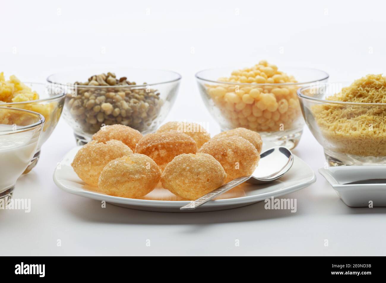 Dahi Batata Puri - Chaat indiano snack fatto con salsa piccante pane fritto verdure cagliato patate e SEV. Foto Stock