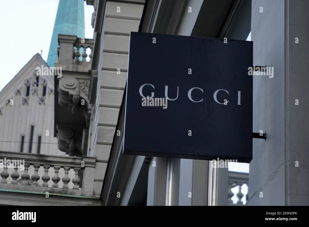 Shield of Gucci boutique, produttore italiano di beni di lusso da Firenze, nel centro di Zurigo in Svizzera. Foto Stock
