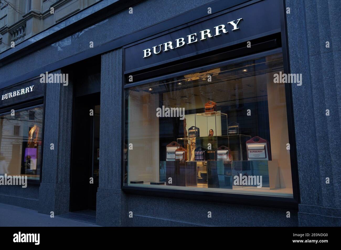 Boutique dell'etichetta Burberry, lussuosa casa di moda di origine inglese, a Zurigo. L'etichetta produce accessori, camici da trincea, cosmetici. Foto Stock