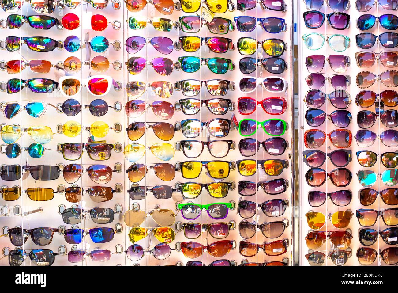 Anapa, Russia - 07.05.2020: Occhiali da sole appesi su uno stand in vendita. Ampia scelta di prodotti per la protezione solare. Mercato pubblico Foto Stock