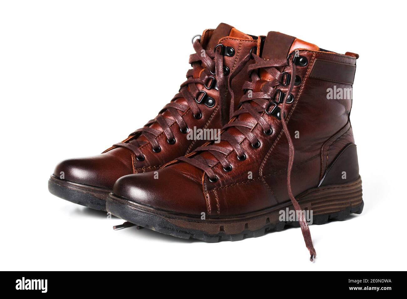 Stivali da uomo in pelle invernale isolati su sfondo bianco Foto Stock