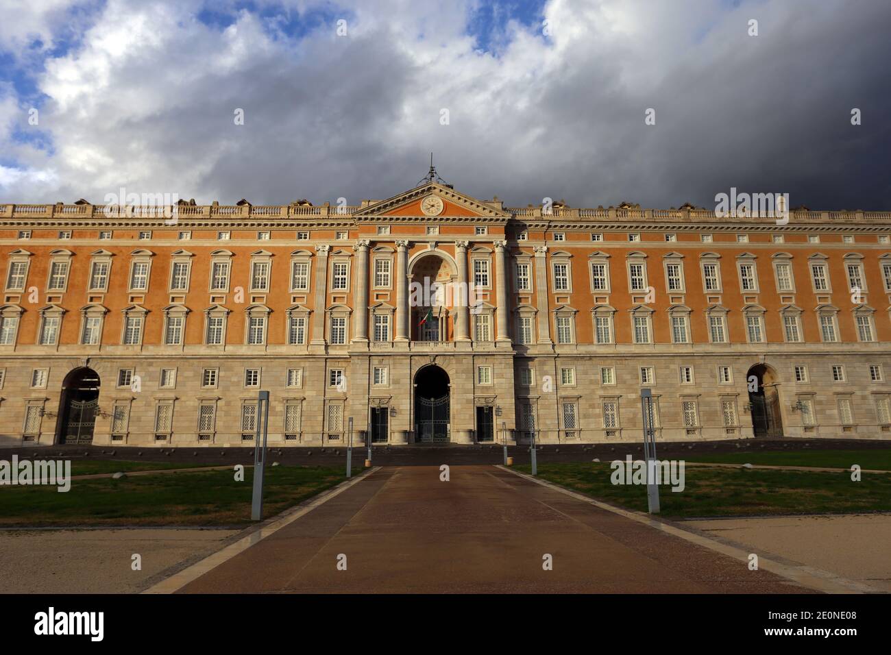 Caserta, Italia - 1 gennaio 2021: Piazza Carlo di Borbone e la Reggia deserta il primo giorno del nuovo anno Foto Stock