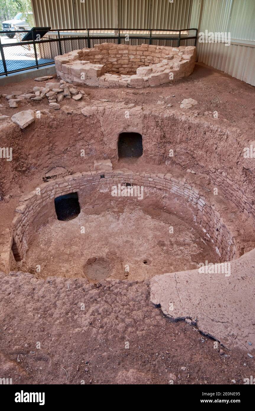 Kiva (camera cerimoniale), tunnel a torre, resti di torre dietro, Sun Point Pueblo (villaggio), Mesa Top Loop, Mesa Verde National Park, Colorado USA Foto Stock