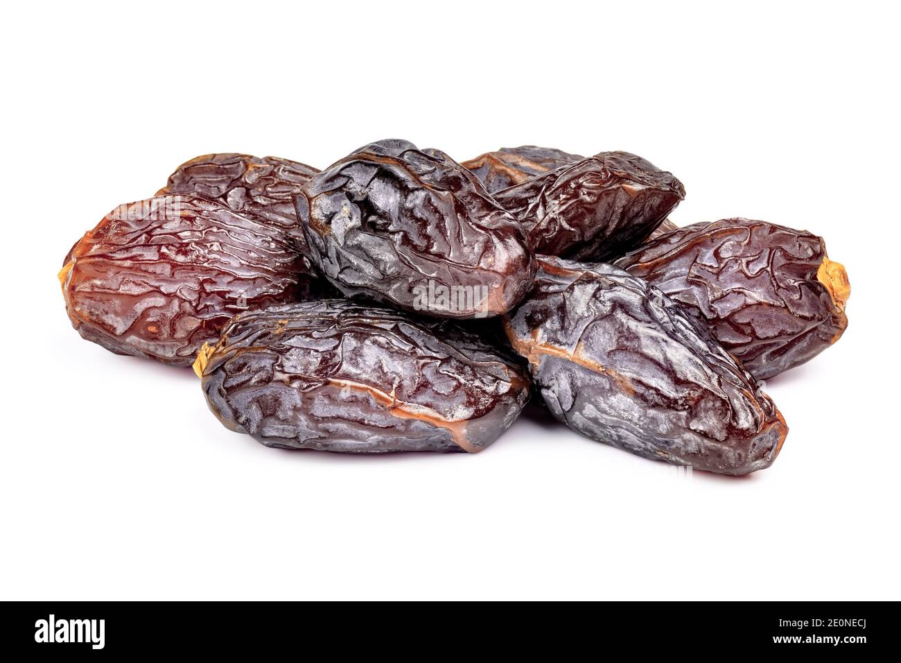 Incredibile datteri frutta isolato su sfondo bianco. Cumulo di date di premio essiccate primo piano. Foto Stock