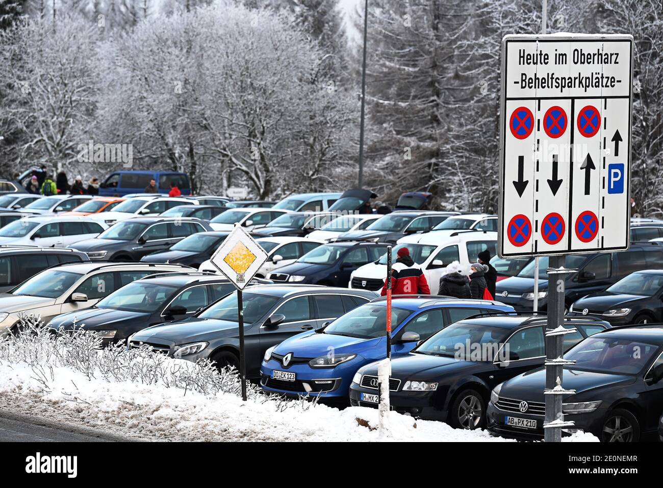 Torfhaus, Germania. 02 gennaio 2021. Auto parcheggiate in un ampio parcheggio nelle montagne Harz. Credit: Swen Pförtner/dpa/Alamy Live News Foto Stock