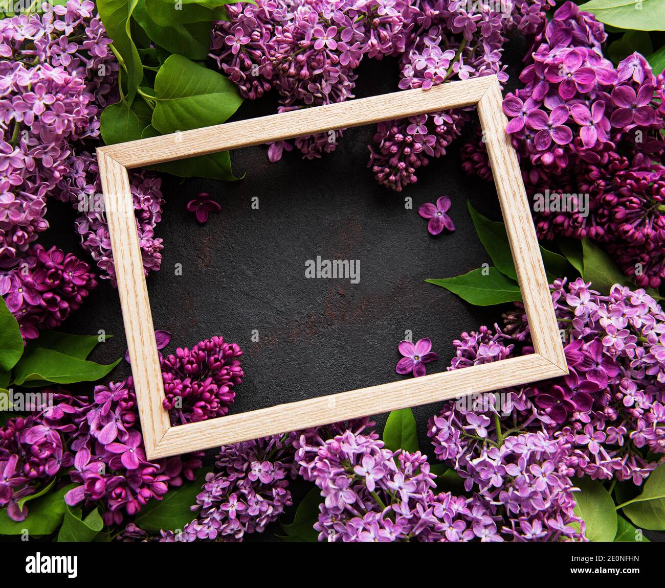 Molla di bellissimi fiori lilla scuro su sfondo di pietra con posto per il testo. Syringa vulgaris. Felice Festa della Mamma biglietto di auguri. Vista dall'alto. Spazio di copia Foto Stock