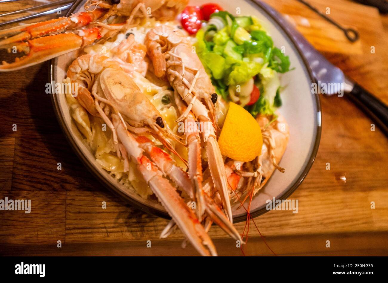 Le langostine scozzesi sono servite con pasta e crema e salsa di salmone affumicato Foto Stock
