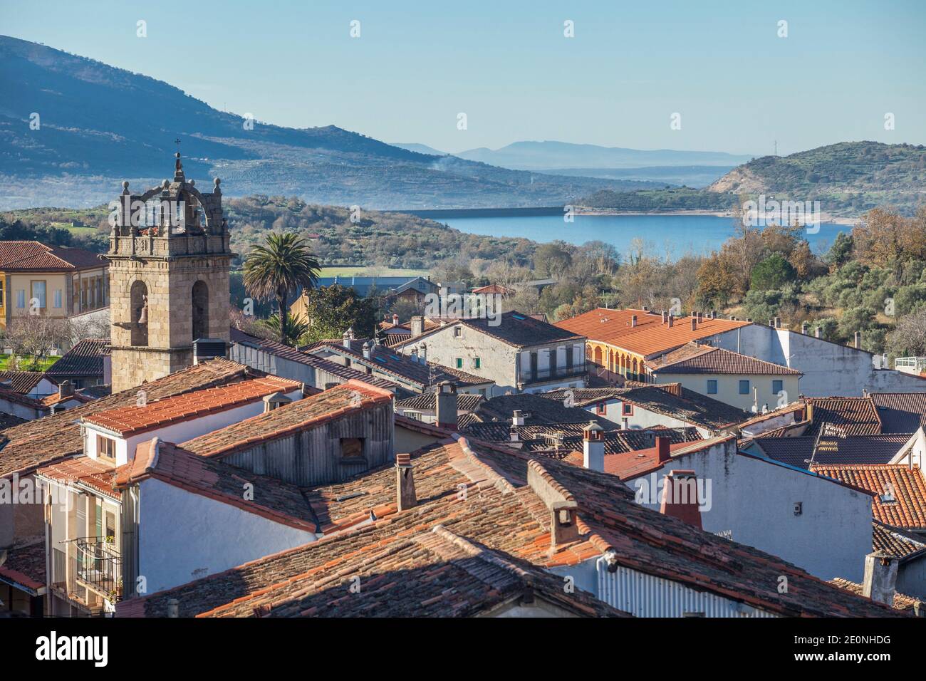 Città di Banos de Montemayor. Autunno magico ad Ambroz Valley, Estremadura, Spagna. Foto Stock