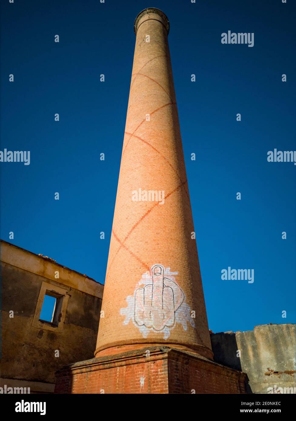 Graffiti sul camino della fabbrica di zucchero abbandonata di San Joaquín, tra Maro e Nerja, provincia di Malaga, Andalusia, Spagna . Foto Stock