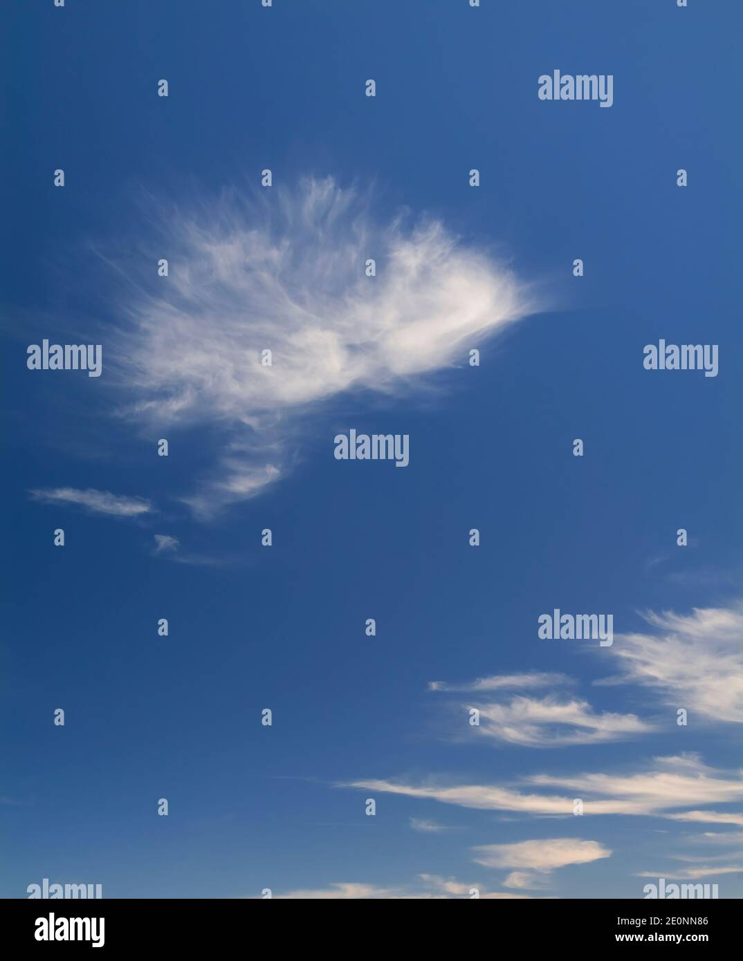 Le nuvole bianche sul cielo blu chiaro Foto Stock
