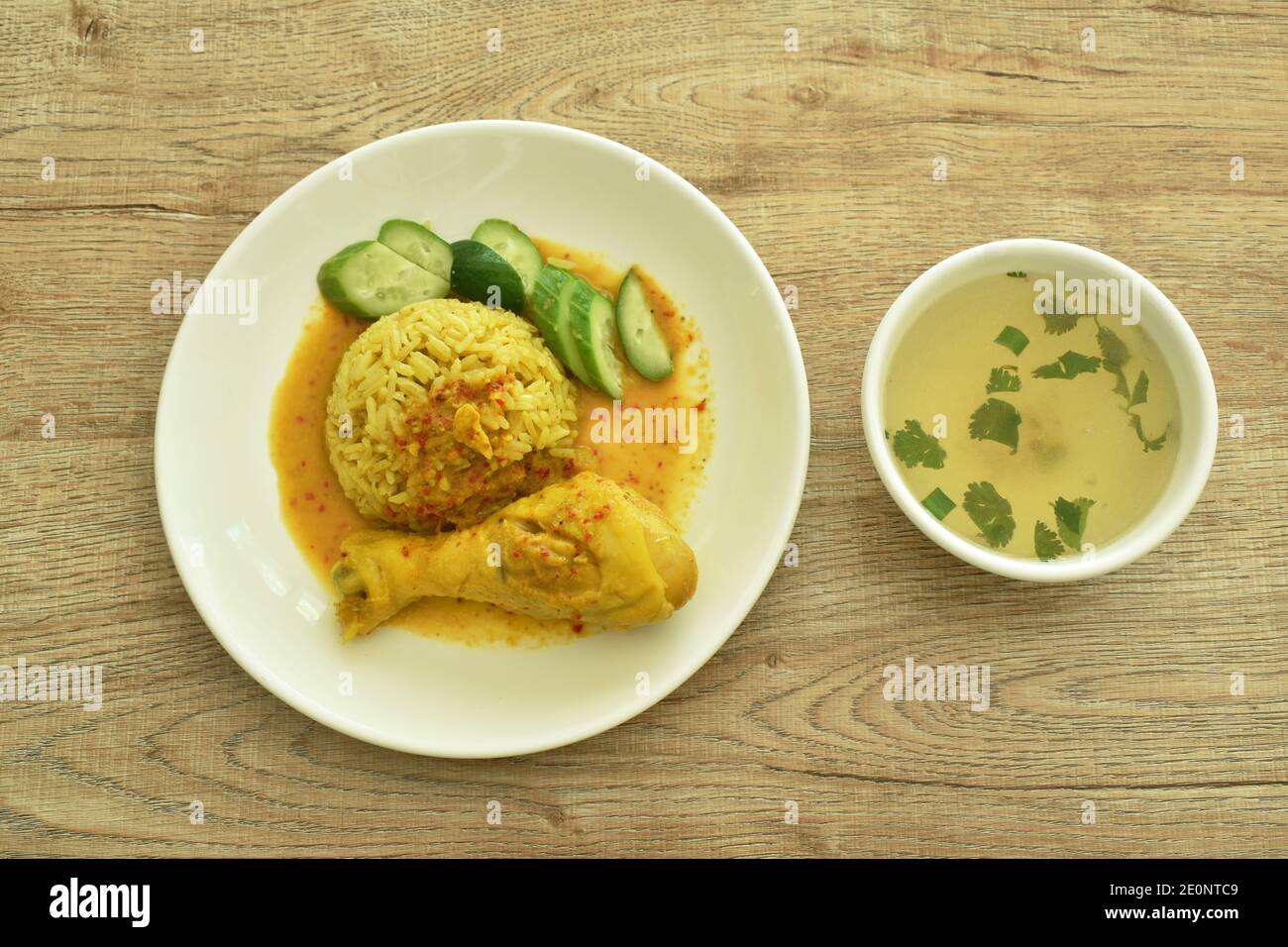riso cotto con pollo al curry su piatto e zuppa di tazza Foto Stock