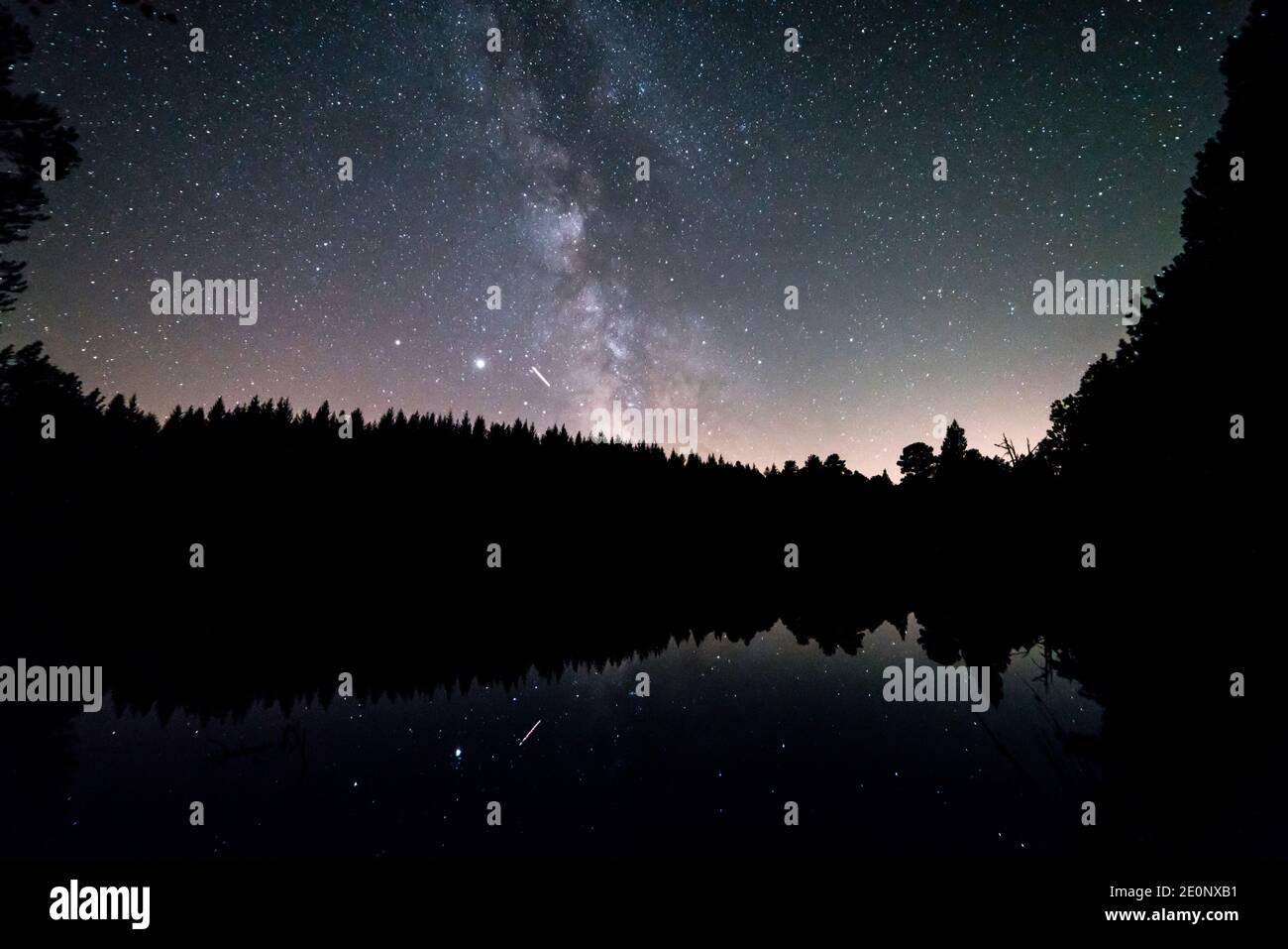 Germania, Foresta Nera Schwarzwald che riflette l'acqua del lago sotto milioni di stelle della galassia dei modi lattigini di notte nella notte estiva Foto Stock