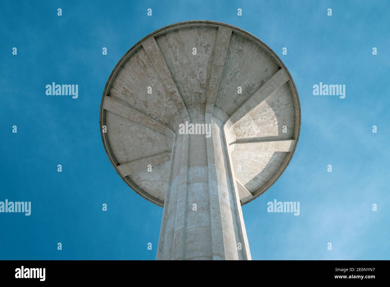 Mortara - 12/31/2020: torre dell'acquedotto contro il cielo blu, architettura brutale Foto Stock