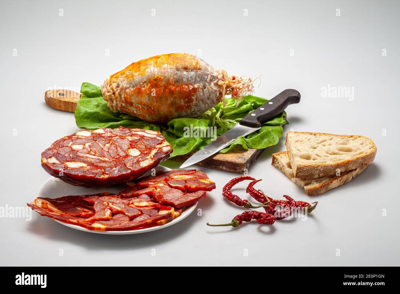 La vita still su sfondo bianco di una tipica carne abruzzese, fatta con peperoncino di maiale e spezie, chiamata ventricina. Abruzzo, Italia, Europa Foto Stock