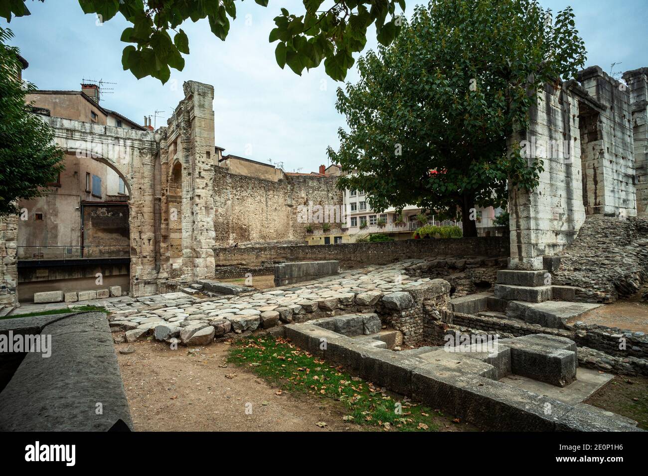 Vienne. Giardino delle rovine di Cybele, strada romana Foto Stock