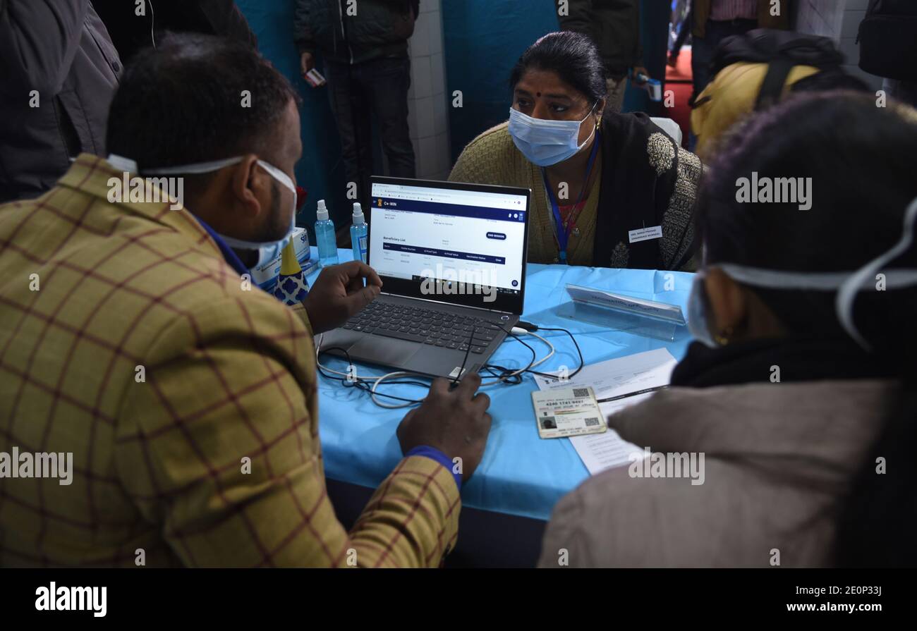 Un operatore sanitario raccoglie i dati prima di condurre un test di base su un voluteer durante un'enorme giornata di esercizio per verificare i modi migliori per vaccinare le persone contro Covid-19 e colmare le lacune nella logistica e nella formazione a Nuova Delhi, India, 02 gennaio 2021. La guida di un giorno verificherà la fattibilità operativa nell'uso dell'applicazione CoWIN in un ambiente di campo. L'esercizio viene un giorno dopo che un gruppo di esperti nominati dal governo ha raccomandato l'approvazione per il vaccino Oxford Covid-19 prodotto dal Serum Institute of India. Fotografia: Sondeep Shankar Foto Stock