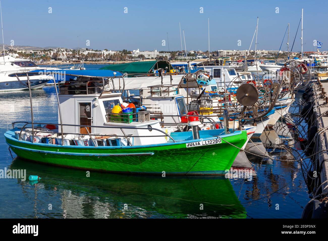 Paphos, Cipro, 26 febbraio 2013: Barche da pesca nel porto della località turistica mediterranea, che è una popolare destinazione di viaggio Foto Stock