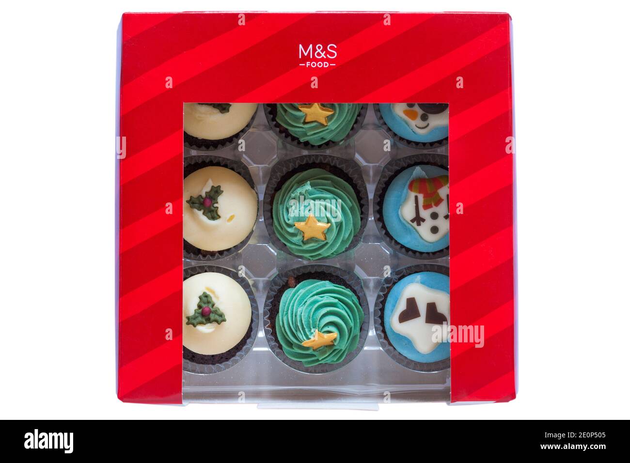Scatola di mini cupcake natalizi M&S 9 isolati su bianco Sfondo - ideale per Natale Foto Stock