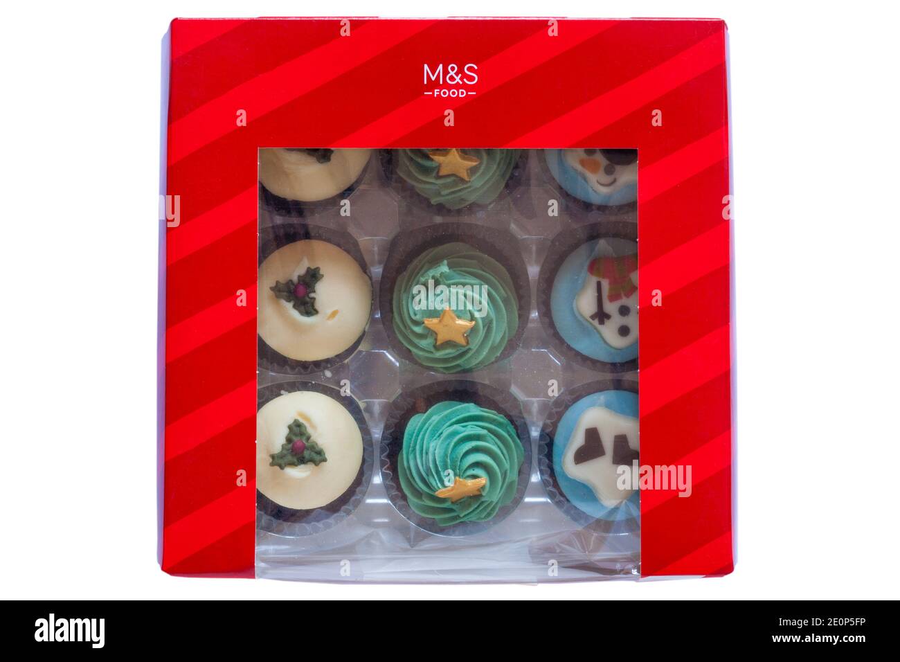 Scatola di mini cupcake natalizi M&S 9 isolati su bianco Sfondo - ideale per Natale Foto Stock