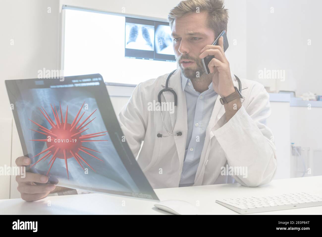 Medico che analizza i raggi X del paziente Covid-19. Virus epidemico sindrome respiratoria. Coronavirus outbreaking. Foto Stock