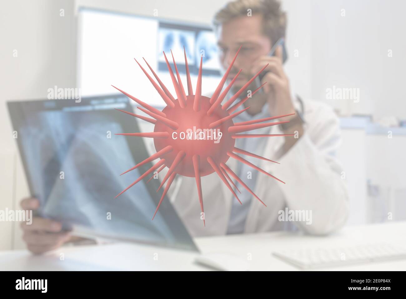 Medico che analizza i raggi X del paziente Covid-19. Virus epidemico sindrome respiratoria. Coronavirus outbreaking. Foto Stock