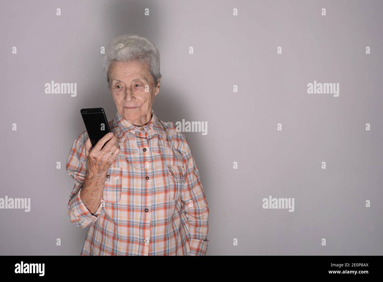 Nonna che parla sul suo telefono cellulare.tecnologia, comunicazione e concetto di persone anziane Foto Stock