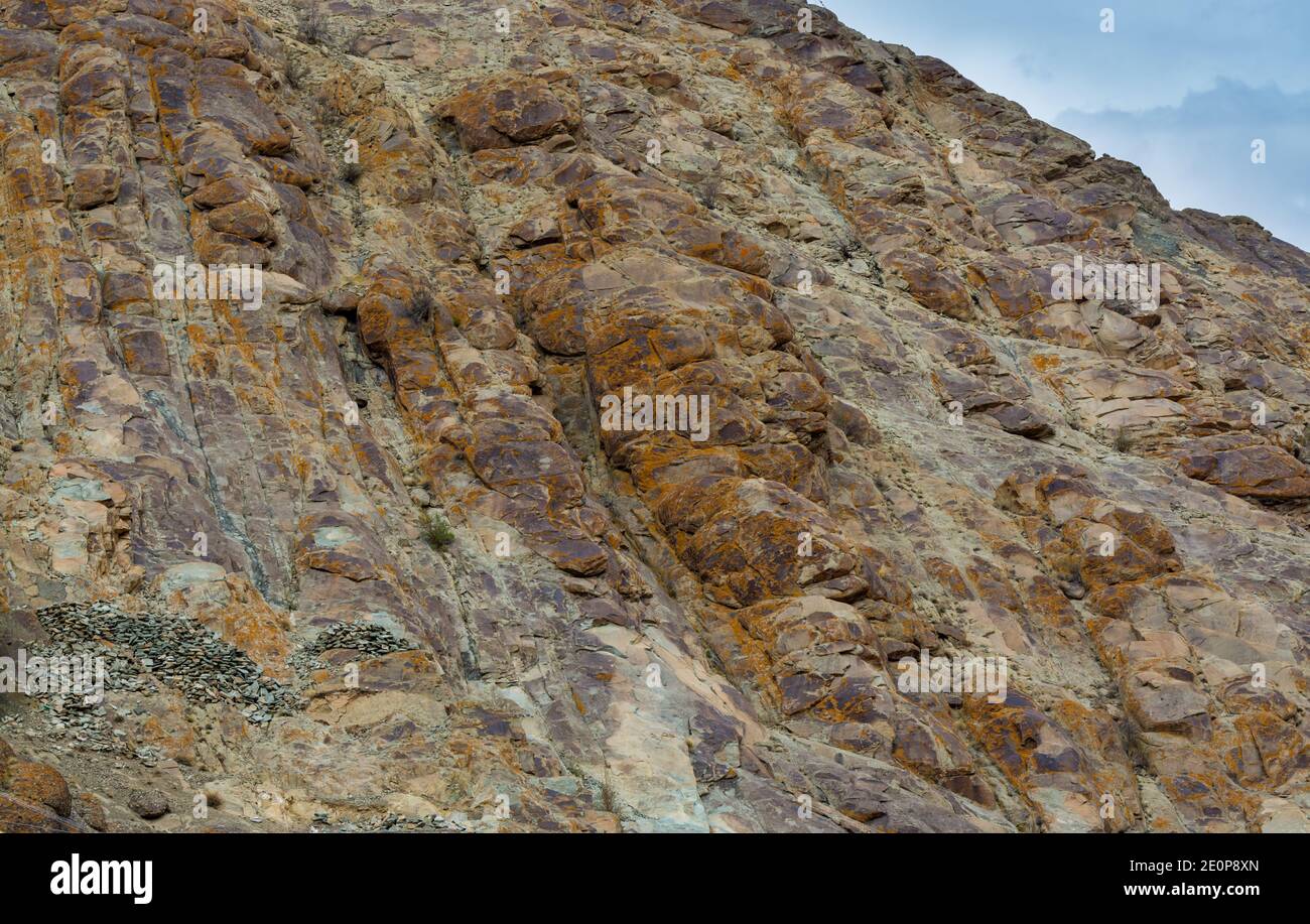 Montagna Himalaya con rocce, vista dal monastero di Hemis, vicino alla città di Leh, Ladakh del nord indiano controllato Jammu e Kashmir Foto Stock