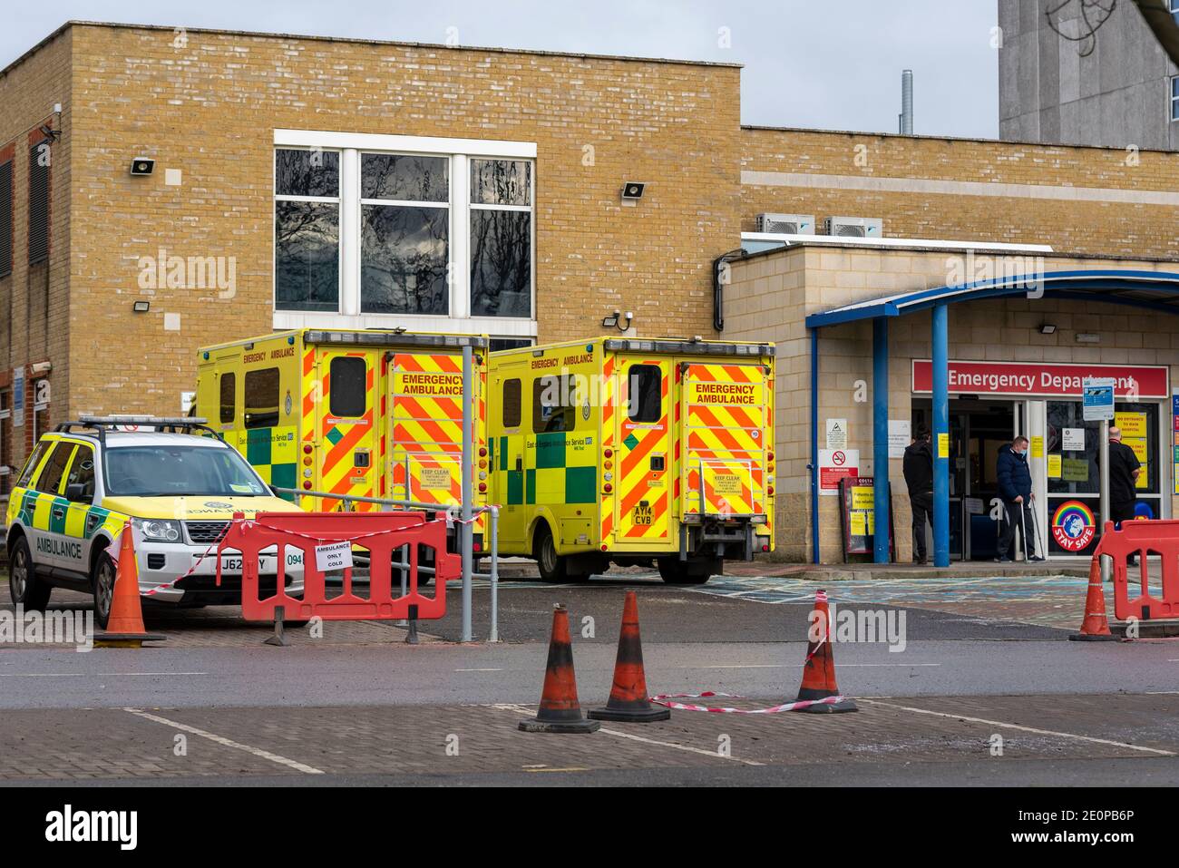 Southend on Sea, Essex, Regno Unito. 2 gennaio 2021. L'East Anglian Air Ambulance è atterrato nei terreni della Southend High School for Boys School per effettuare un trasferimento paziente al vicino Southend University Hospital, essendo arrivato da Cambridge. Un incidente importante è stato dichiarato per l’Essex con i servizi sanitari della contea in difficoltà a causa della pandemia del COVID 19, con Southend uno degli ospedali ad alta capacità Foto Stock