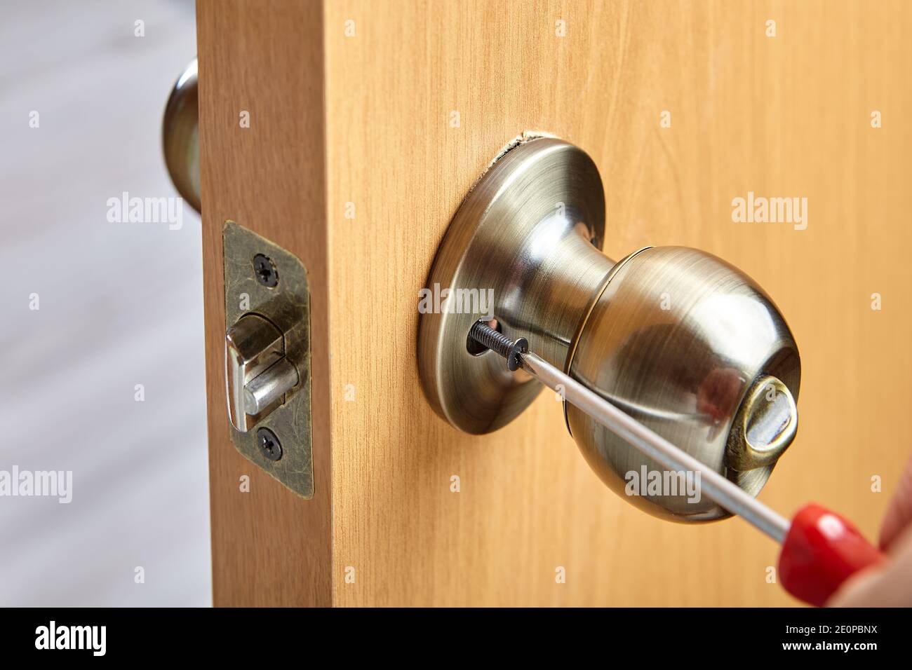 Montaggio della manopola in ottone con vite di fermo esposta, primo piano. Foto Stock