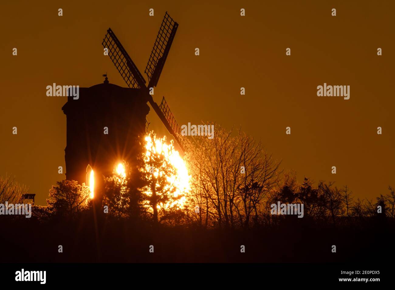 Alba dietro Chesterton Windmill, Warwickshire, Regno Unito Foto Stock