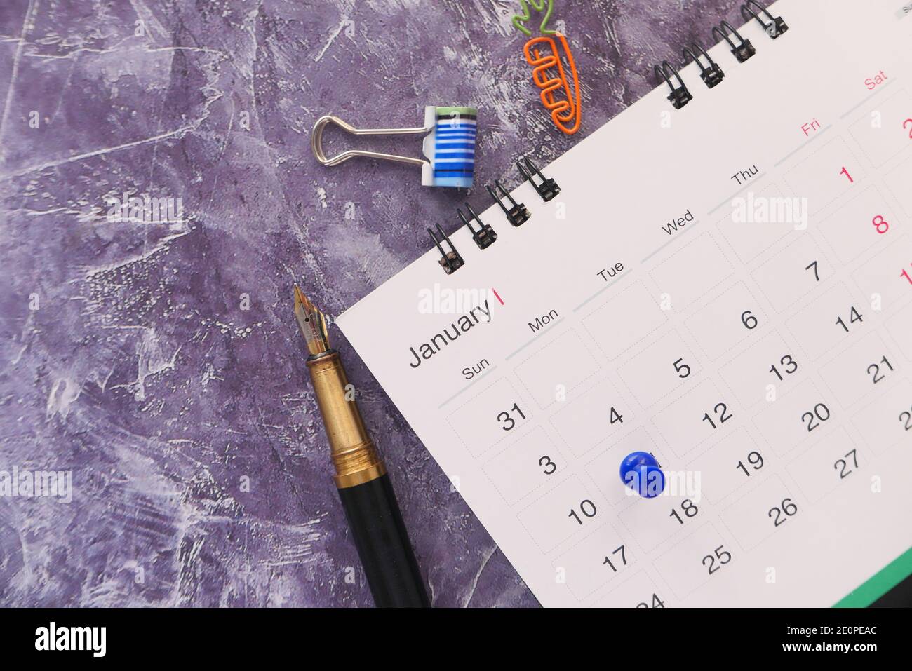 concetto di scadenza con push pin sulla data di calendario primo piano Foto Stock