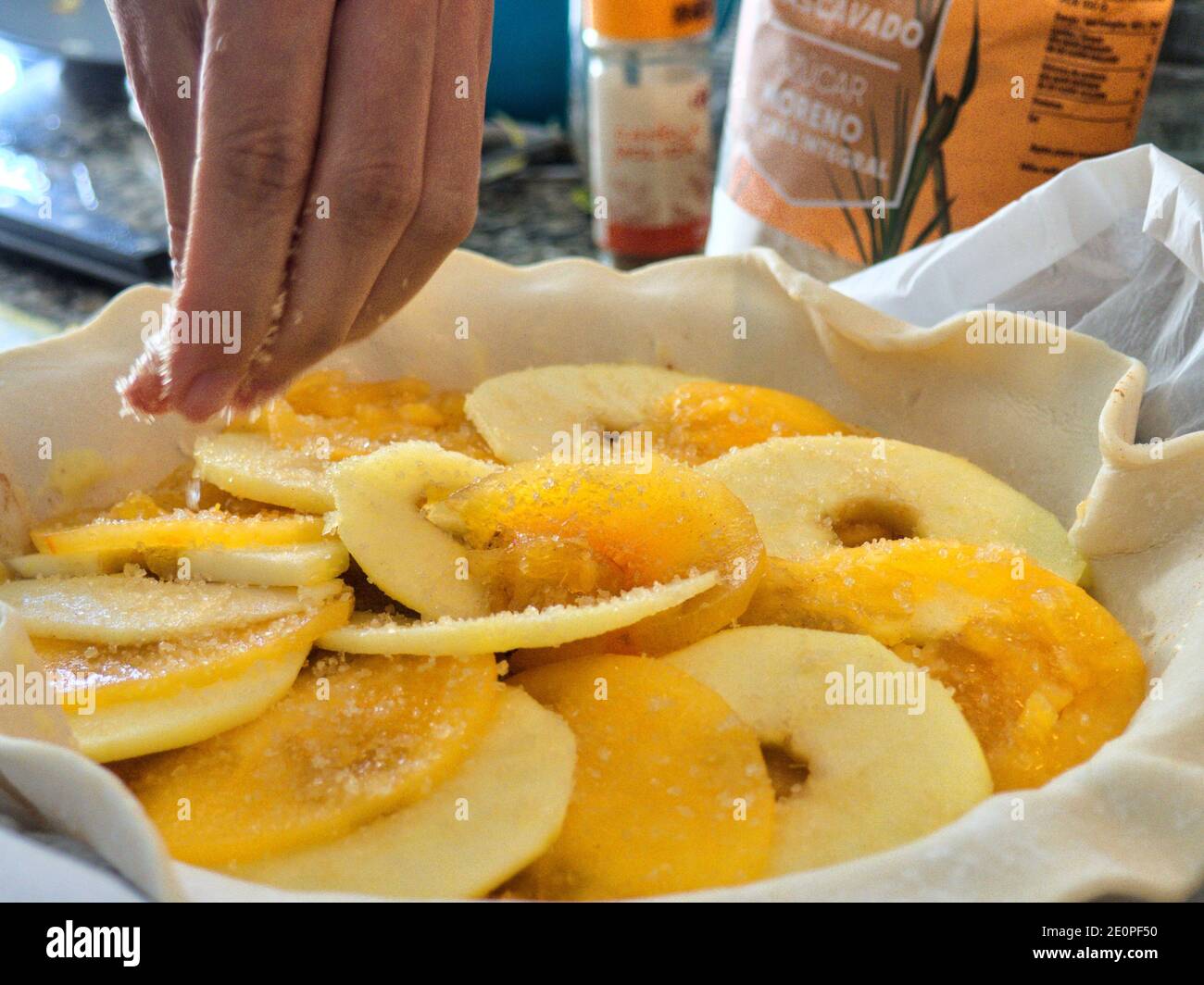 Preparazione di torta di persimmon di mele a casa. Pasticceria fatta in casa con mele e persimmoni Foto Stock